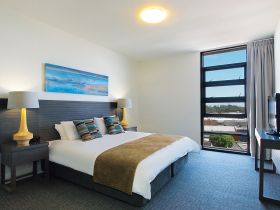 Oaks Mon Komo - Melbourne Tourism 1