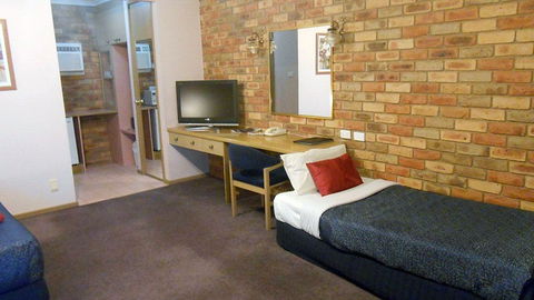 BEST WESTERN Pines Country Club Motor Inn - Melbourne Tourism 1