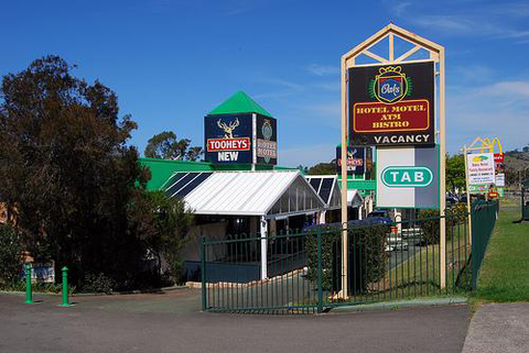 Oaks Hotel Motel - Melbourne Tourism 1