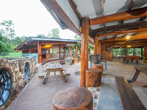 Sticks & Stones - Melbourne Tourism 1