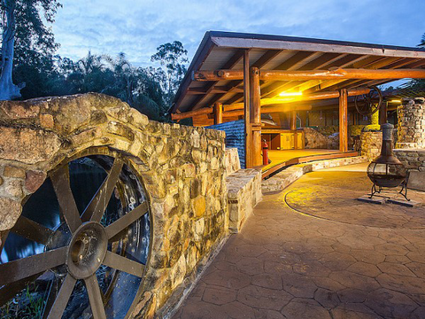 Sticks & Stones - Melbourne Tourism 2