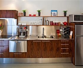 TWOFOURTWO Boutique Apartments - Melbourne Tourism 5