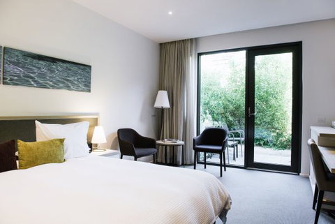 Flinders Hotel - Melbourne Tourism 1