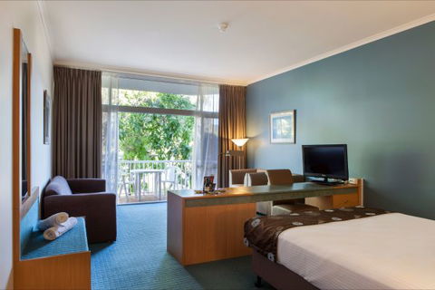 Absolute Beachfront Opal Cove Resort - Melbourne Tourism 6