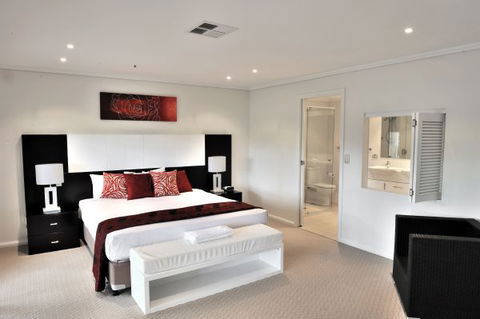 Absolute Beachfront Opal Cove Resort - Melbourne Tourism 10