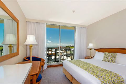 Quality Hotel NOAHS On The Beach - Melbourne Tourism 4