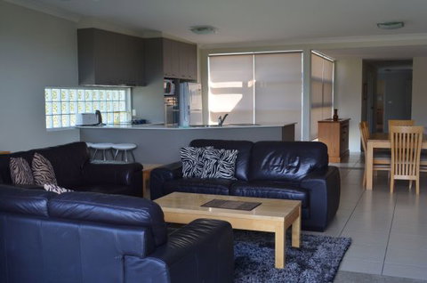 Claudis Beach Retreat Unit One - Melbourne Tourism 1