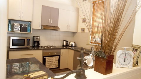 Anderl's Beach Cottage - Melbourne Tourism 4