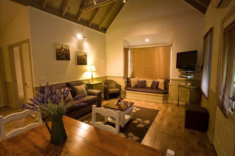 Autumn Abode Cottages - Melbourne Tourism 5