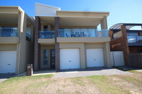 LJ Hooker Goolwa Holiday Rentals - 42 Underwood Avenue, Goolwa Beach - Melbourne Tourism 3