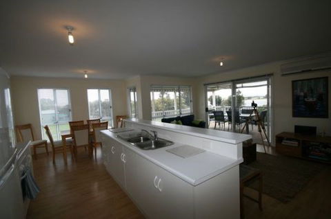 LJ Hooker Goolwa Holiday Rentals - 42 Underwood Avenue, Goolwa Beach - Melbourne Tourism 5