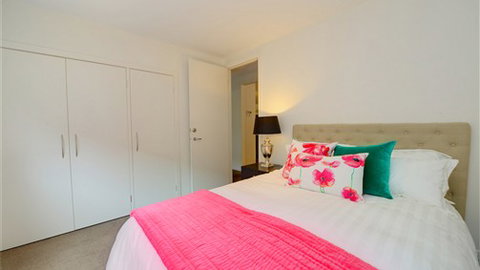 Newington Lake House - Melbourne Tourism 1