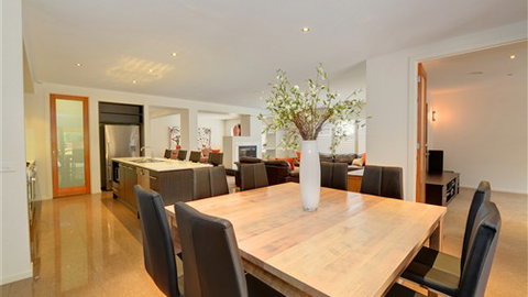 Newington Lake House - Melbourne Tourism 2