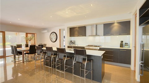 Newington Lake House - Melbourne Tourism 3