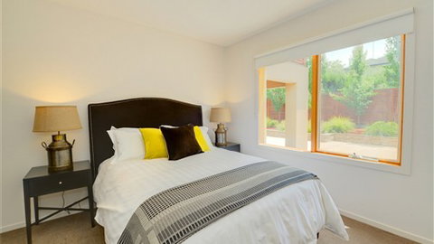 Newington Lake House - Melbourne Tourism 5