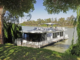 Boats And Bedzzz - The Murray Dream Self-contained Moored Houseboat - Melbourne Tourism 0