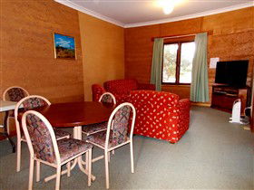 Mud Hut Motel - Melbourne Tourism 2