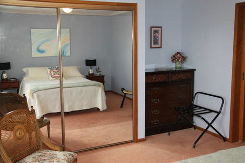 Adrienne's Place On The Hill - Melbourne Tourism 1