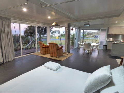 ArtHOUSE Beachfront Accommodation - Melbourne Tourism 3