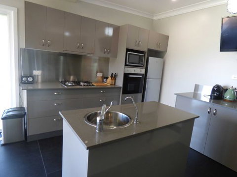 ArtHOUSE Beachfront Accommodation - Melbourne Tourism 4