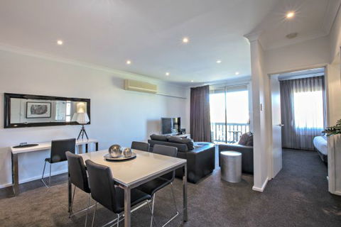 ADELAIDE DRESSCIRCLE APARTMENTS - THE PALMS APARTMENTS KENT TOWN - Melbourne Tourism 4