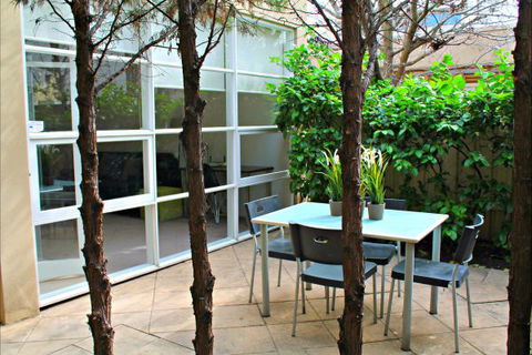ADELAIDE DRESSCIRCLE APARTMENTS - THE PALMS APARTMENTS KENT TOWN - Melbourne Tourism 7
