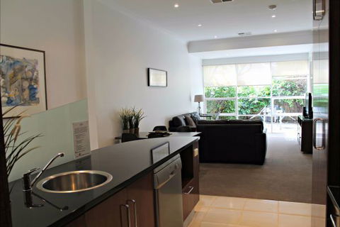 ADELAIDE DRESSCIRCLE APARTMENTS - THE PALMS APARTMENTS KENT TOWN - Melbourne Tourism 8