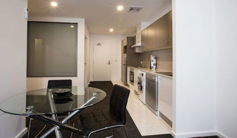 ADELAIDE DRESSCIRCLE APARTMENTS - THE PALMS APARTMENTS KENT TOWN - Melbourne Tourism 13