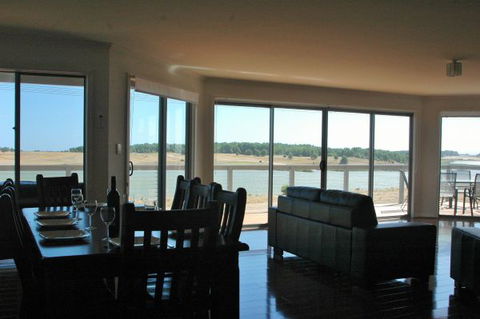 Parrydyse Clayton Bay - Melbourne Tourism 0