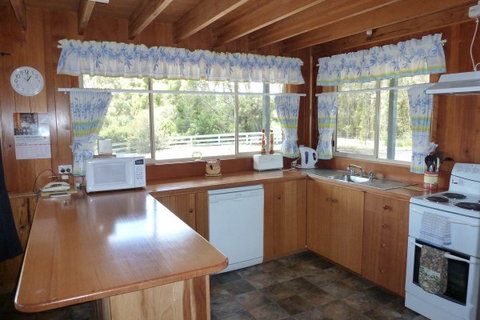 Arties Cottage Accommodation - Melbourne Tourism 3