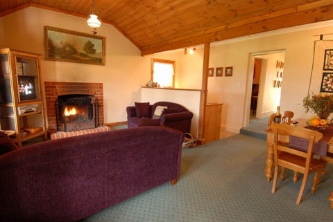 Enerby Farm Cottage - Melbourne Tourism 5