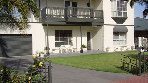 Glenelg Sea-Breeze - Melbourne Tourism 0