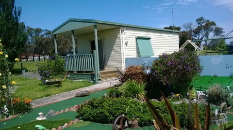 Roberta's Cottage - Melbourne Tourism 5