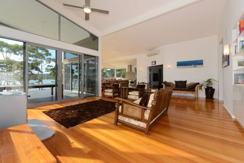 Cloudy Bay Lagoon Estate - Melbourne Tourism 4