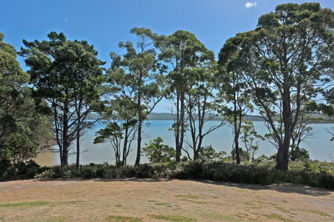 Cloudy Bay Lagoon Estate - Melbourne Tourism 6
