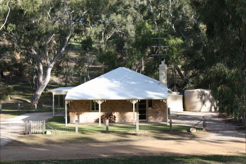 Hughes Park Cottage & Weddings - Melbourne Tourism 0