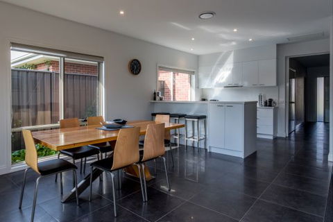 Mansi On Raymond - Melbourne Tourism 4