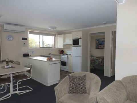 Surfside Holiday Apartments - Melbourne Tourism 3