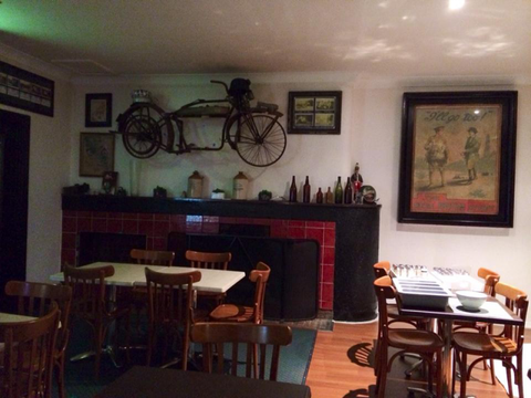 Queens Arms Hotel - Melbourne Tourism 8