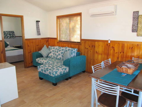 Blue Dolphin Holiday Resort - Melbourne Tourism 1