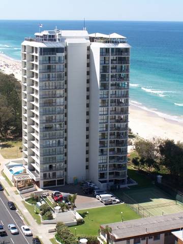 Golden Sands On Main Beach - Melbourne Tourism 1