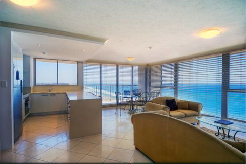 Golden Sands On Main Beach - Melbourne Tourism 0