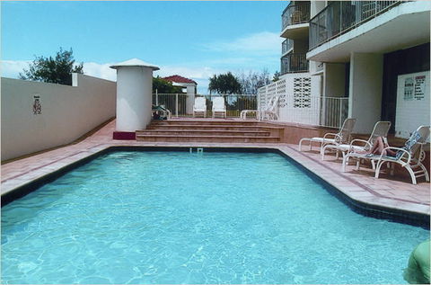 Golden Sands On Main Beach - Melbourne Tourism 2