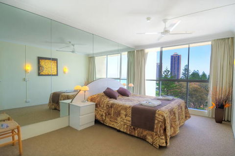 Golden Sands On Main Beach - Melbourne Tourism 3