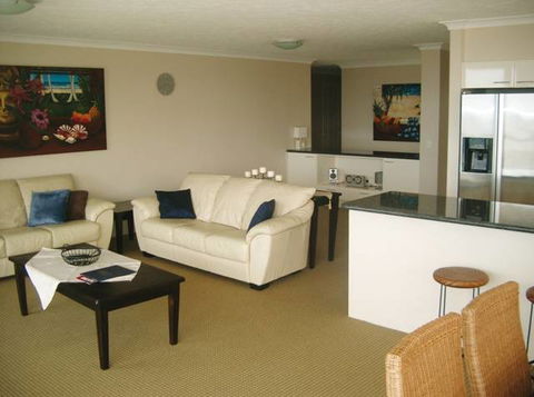 Golden Sands On Main Beach - Melbourne Tourism 4