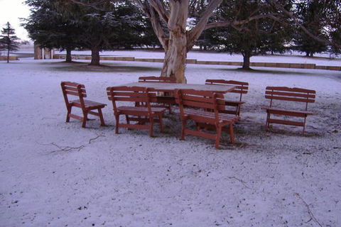 Snowy Mountains Motel - Melbourne Tourism 0