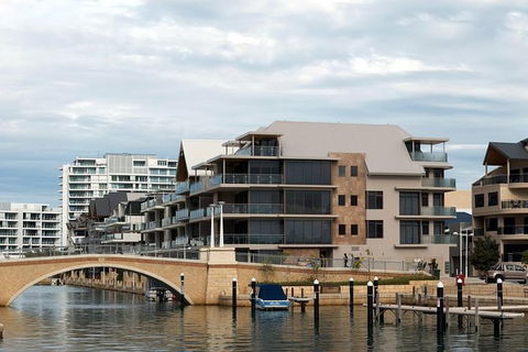 Full-Day Mandurah Dolphins, Chocolate & Fremantle Tour - Melbourne Tourism 1