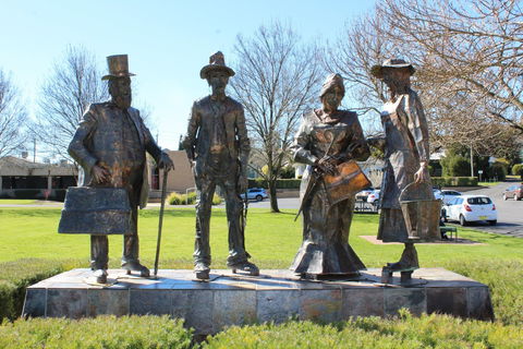Dad, Dave, Mum And Mabel - Melbourne Tourism 0