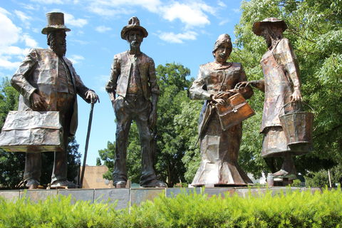 Dad, Dave, Mum And Mabel - Melbourne Tourism 1