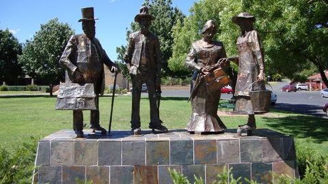 Dad, Dave, Mum And Mabel - Melbourne Tourism 2